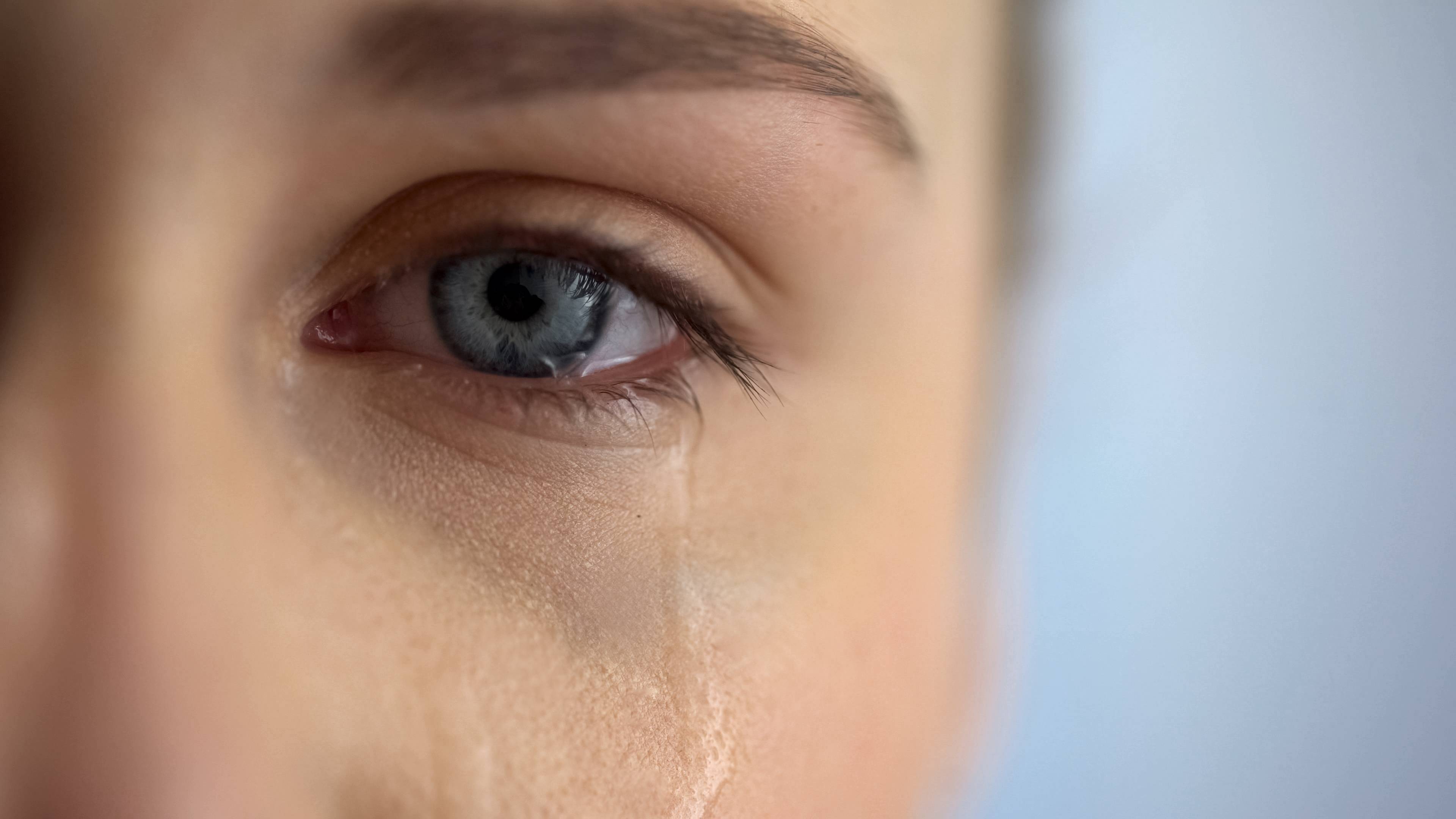 vrouw huilt-close up-tranen uit oog-verdriet-huilen